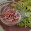 少ない調味料で簡単♩【春キャベツと豚こまの塩だれ炒め】の工程1