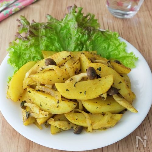 食欲そそる♪ポテトときのこのカレーソテー