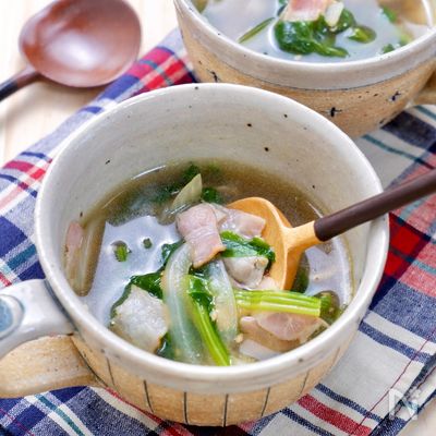 簡単おいしい♪『ほうれん草と玉ねぎとベーコンの中華風スープ』