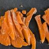 5分おつまみ【サーモンねばとろ旨辛ユッケ】の工程1