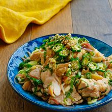 香味野菜とオクラと塩ゆで鶏のさっぱり和え