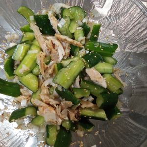 鶏皮坊主の作ってみた!投稿(超絶美味しい《きゅうりとささみ♡ねぎ塩サラダ》)