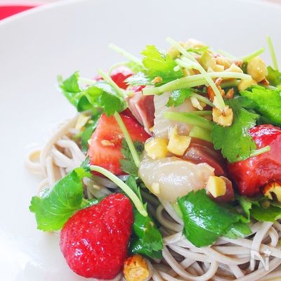 【簡単レシピ】ミツバとイチゴのサラダ蕎麦☆
