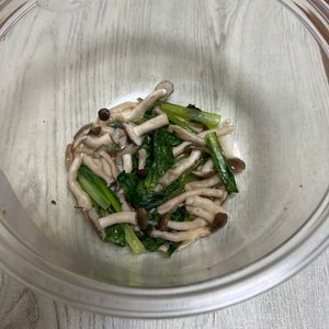 1325898の作ってみた!投稿(レンジで5分！【小松菜ときのこのコンソメバター】簡単副菜♩)