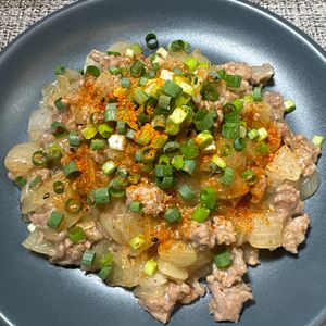 楽ラク手抜キッチン🐶🐾の作ってみた!投稿(火を使わない！新玉ねぎのそぼろ煮♩材料２つ簡単3Step)