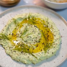 後がけのオリーブオイルが決め手‼︎旬のおつまみ『枝豆フムス』