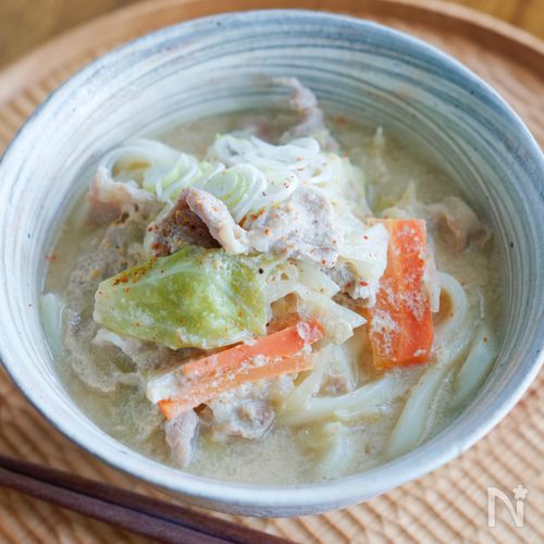 【豚肉のごま豆乳うどん】コク深いつゆが決め手!