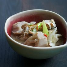 れんこんと鶏手羽先の薬膳スープ