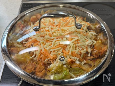 チーズを加えてさらに加熱する