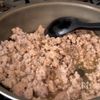 手間なし！気楽に作れる【ごま塩ニラそぼろ丼】の工程3