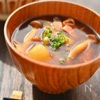 ベーコンのうま味が食欲そそる！やみつき味噌汁
