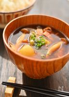 ベーコンのうま味が食欲そそる！やみつき味噌汁