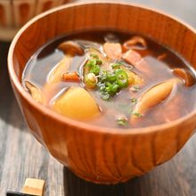 ベーコンのうま味が食欲そそる！やみつき味噌汁