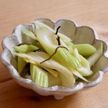白出汁でセロリの浅漬け
