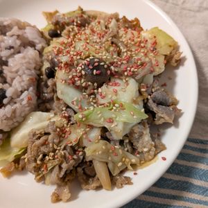 かめちゃきの作ってみた!投稿(豚こまとキャベツとしめじの生姜味噌炒め)