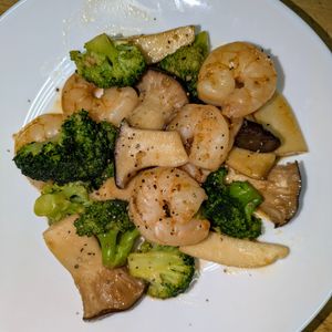 joe sanの作ってみた!投稿(【エビとブロッコリーとキノコのガリバタ炒め】やみつき食感♪)