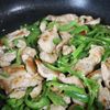 10分完成！ご飯が進む♪【豚こまとピーマンのごま甘酢炒め】の工程2