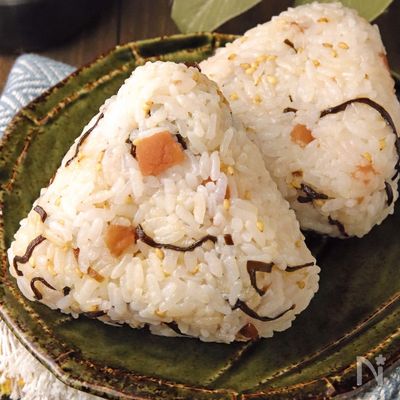 酸味がまろやか♪梅昆布おにぎり