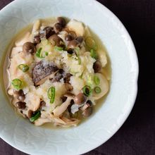 味付けは白だしと塩とにんにくだけ。「キノコのさっとみぞれ煮」