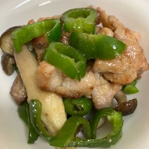 あいるんの作ってみた!投稿(きのことピーマンと鶏肉の旨塩マヨ炒め)