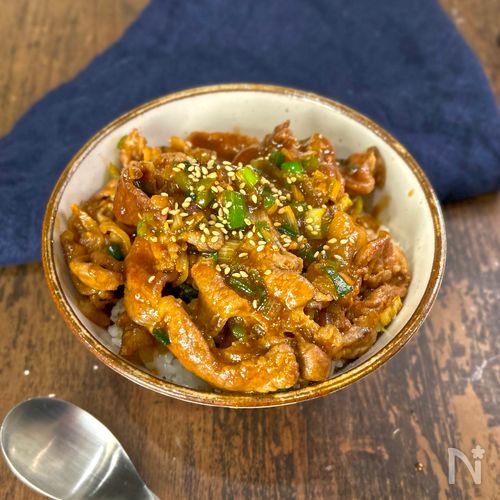 【ネギ味噌豚丼】コク甘味噌でやみつきになる...
