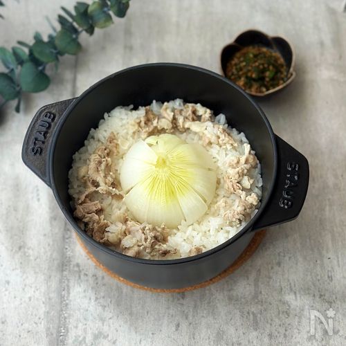 丸ごと新玉ねぎの韓国炊き込みごはん