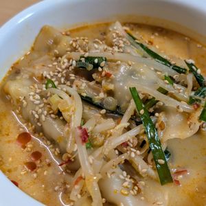 まゆのの作ってみた!投稿(【ニラもやしと水餃子の豆乳担々スープ】ピリ辛コク旨で大満足！)