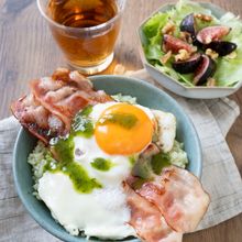 お手軽ごちそう♪バジル香るベーコンエッグ丼