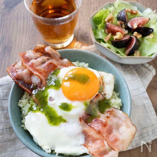 お手軽ごちそう♪バジル香るベーコンエッグ丼