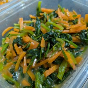 ぴょんの作ってみた!投稿(ほうれん草と人参の塩だれ炒め【作り置き】)