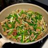 ごはんがすすむ♩豚ひき肉とニラもやしの旨辛炒めの工程3