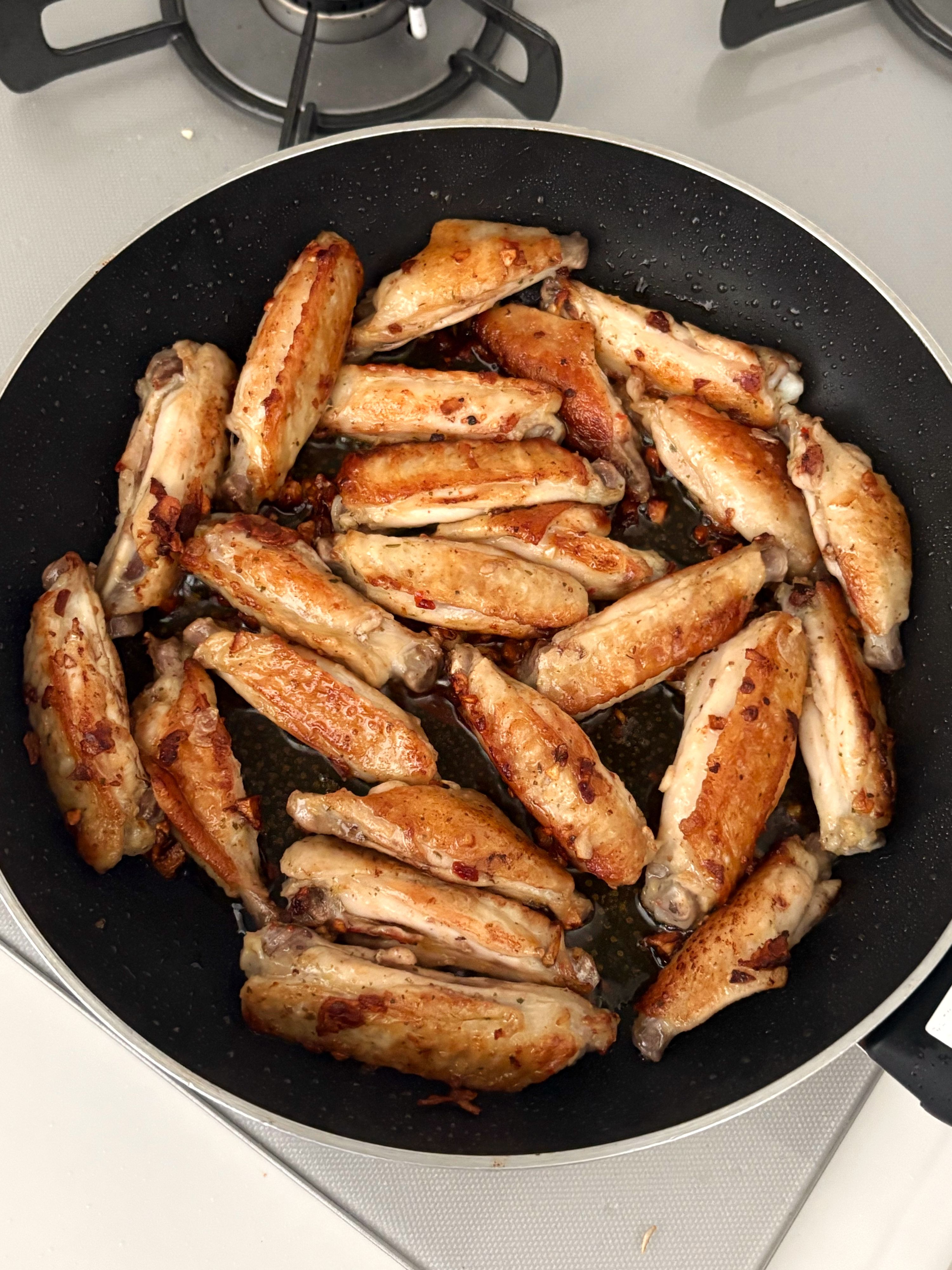 ピリ辛ガーリック手羽中］つまみ食が止まらない！お酒のお供に