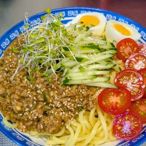 まゆのの作ってみた!投稿(きのこたっぷりで腸活にも♩カレー風味ジャージャー麺)