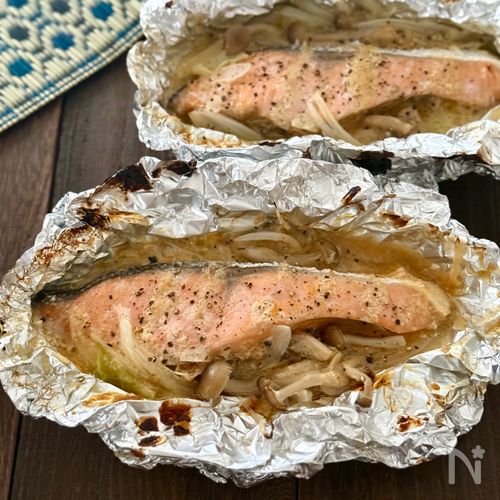 包んで焼くだけ！《鮭のちゃんちゃん焼き風ホイル焼き》
