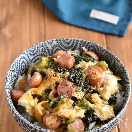 【小松菜とウインナーの甘辛丼】ごはんがすすむ簡単丼！