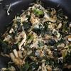 旨味たっぷり！【きのことわかめの旨塩おかか炒め】腸活＆骨活にの工程3