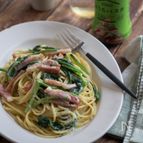 ベーコンとほうれん草のバジルクリームパスタ。