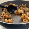 食卓にちょこっと♪【ちくわとこんにゃくの甘辛炒め煮】の工程5