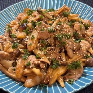 楽ラク手抜キッチン🐶🐾の作ってみた!投稿(豚肉とたっぷりきのこの甘辛ガーリック炒め)