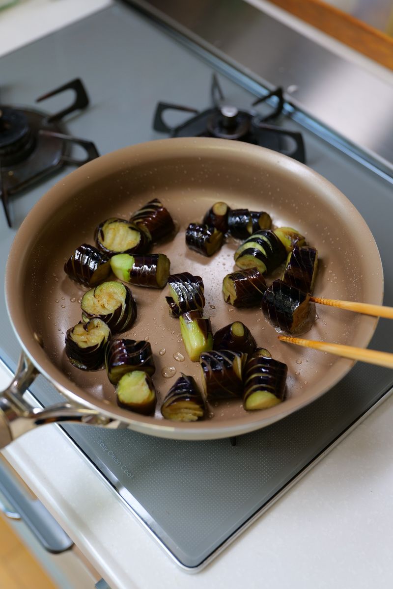 焼いて漬けるだけ！蛇腹なすのやみつき卵風ピリ辛漬け | レシピサイトNadia