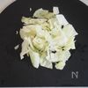 レンジで完結！【塩昆布とキャベツの醤油うどん】の工程1