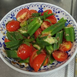 鶏皮坊主の作ってみた!投稿(トマトとオクラ《大葉香る♡極旨だれサラダ》)
