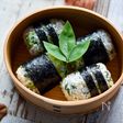 セリ混ぜご飯のおにぎり