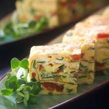 彩り野菜で元気をサポート♪ ニラとトマトのだし巻き玉子