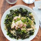 手間なしヘルシー!鶏肉とわかめのフライパン蒸し　梅だれ添え