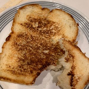 ぐ〜たら子の作ってみた!投稿(サクふわ！フライパン焼き「バタートースト」)