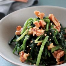ほうれん草とくるみのナムル。ナッツの油分が、体の乾燥対策に◎