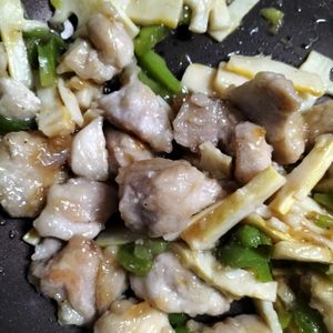 1207859の作ってみた!投稿(行列のできる中華屋さんの🍚ぷりぷり鶏もも肉の青椒肉絲😍)