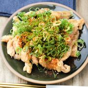 焼鳥屋の爆発的人気メニュー！せせりポン酢ネギまみれ