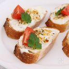 クリームチーズで簡単カナッペ《ザク食感の変「バジルナッツ」》